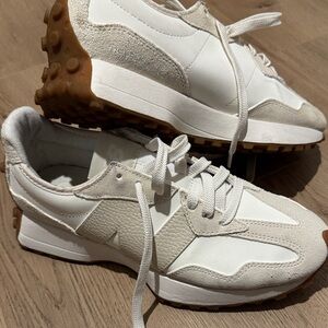 New Balance 327 women’s sneaker